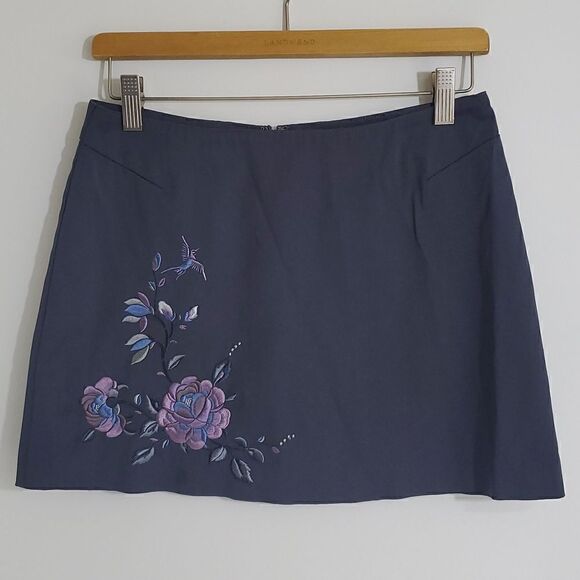 Express Women's Embroidered Stretch Mini Skirt Size 3/4 - Picture 1 of 7